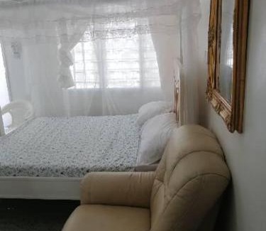 Tangana Apartment | Cozy Neighbourly Nest: Pet & Child-Friendly Getaway