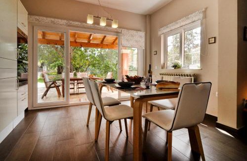 Skripero Villa | Exceptional Nel Verde in Skripero: Pet-Friendly & Pool Access