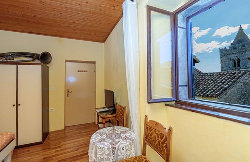 Grabri Apartment | Pet-Friendly Nela Hum Double Room with Kitchen Amenities