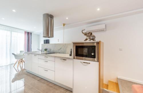 Espinho House | Experience Ocean Views at Nell & And & Jess - Rated 9/10