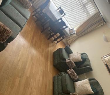 Kingscourt Apartment | Beautiful Townhouse with Gardens and Family-Friendly Amenities