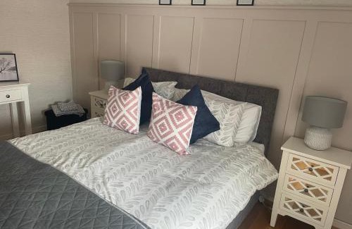 Kingscourt Apartment | Beautiful Townhouse with Gardens and Family-Friendly Amenities