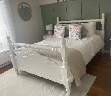 Kingscourt Apartment | Beautiful Townhouse with Gardens and Family-Friendly Amenities