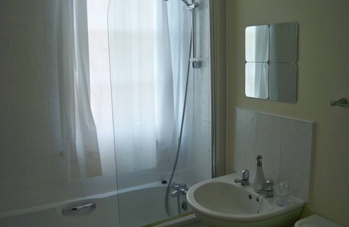 Kimberley Bed & Breakfast | Budget-Friendly Stay at Nelson and Railway Inn with Dining