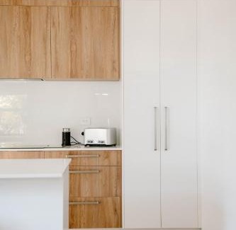 Nelson Apartment | Explore Nelson Central Town House: Family & Pet Friendly Stay