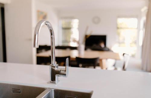 Nelson Apartment | Explore Nelson Central Town House: Family & Pet Friendly Stay
