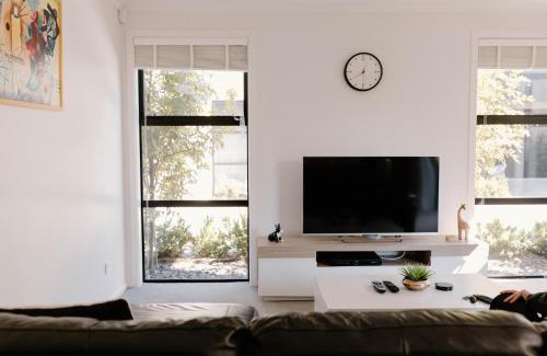 Nelson Apartment | Explore Nelson Central Town House: Family & Pet Friendly Stay