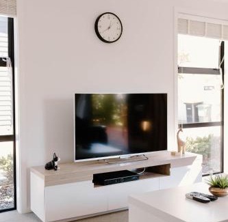 Nelson Apartment | Explore Nelson Central Town House: Family & Pet Friendly Stay