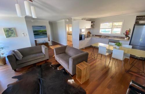 Mira Mar House | Nelson Cottage: Retro Retreat with Family & Pet-Friendly Perks