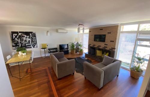 Mira Mar House | Nelson Cottage: Retro Retreat with Family & Pet-Friendly Perks