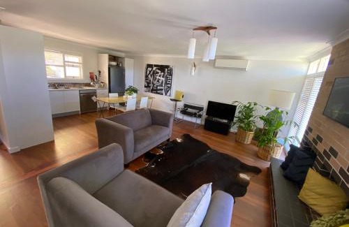 Mira Mar House | Nelson Cottage: Retro Retreat with Family & Pet-Friendly Perks