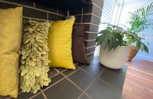 Mira Mar House | Nelson Cottage: Retro Retreat with Family & Pet-Friendly Perks