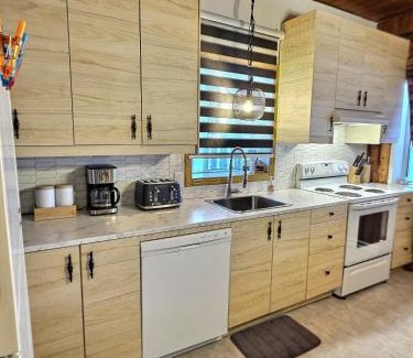 Riviere-Rouge Ski Chalet | Cozy Nelson Log Cabin Retreat with Private Hot Tub & Ocean View