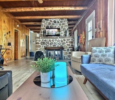 Riviere-Rouge Ski Chalet | Cozy Nelson Log Cabin Retreat with Private Hot Tub & Ocean View