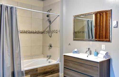 Riviere-Rouge Ski Chalet | Cozy Nelson Log Cabin Retreat with Private Hot Tub & Ocean View
