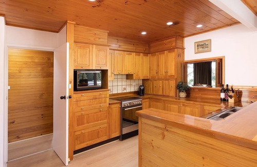 Nelson Bay House | Nelson on Nelson – Cozy Pet-Friendly Coastal Retreat