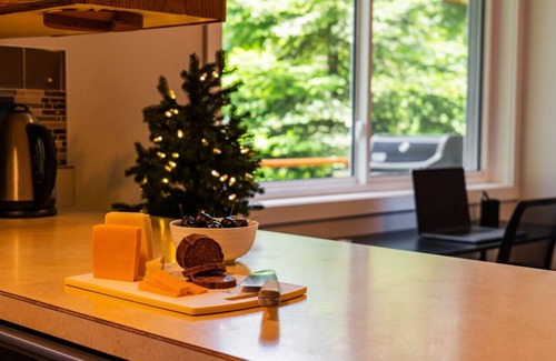 Nelson Condo | Stunning Nelson Retreat with Beachfront & Mountain Views