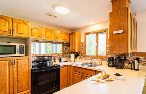 Nelson Condo | Stunning Nelson Retreat with Beachfront & Mountain Views
