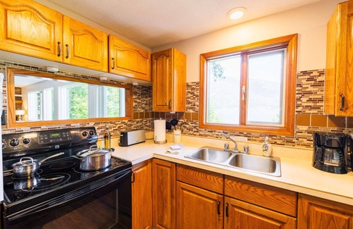 Nelson Condo | Stunning Nelson Retreat with Beachfront & Mountain Views