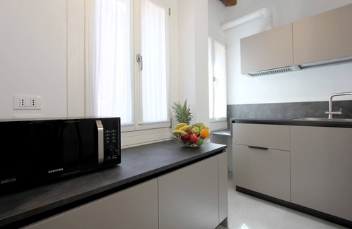 Santa Croce Apartment | Modern Art Residence: Pet-Friendly Retreat with Breakfast