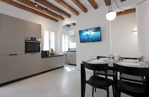 Santa Croce Apartment | Modern Art Residence: Pet-Friendly Retreat with Breakfast