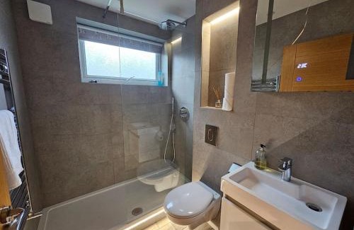Luton Apartment | Stay at Neon Heights: 2-Bedroom Retreat in Luton Center