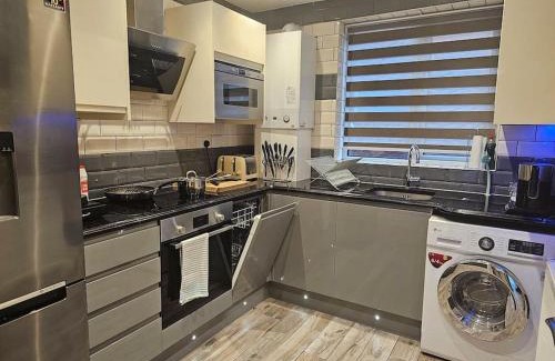 Luton Apartment | Stay at Neon Heights: 2-Bedroom Retreat in Luton Center