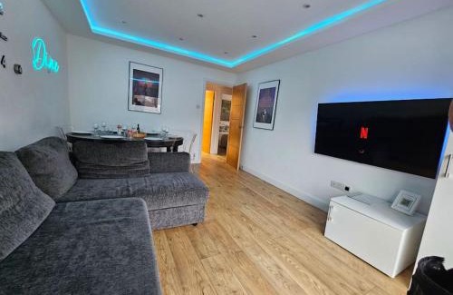 Luton Apartment | Stay at Neon Heights: 2-Bedroom Retreat in Luton Center