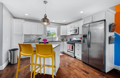 Traverse City Apartment | Walnut 3BR Townhome: Perfect for Beach & Wineries Retreat