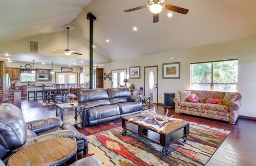 Newton County House | Relaxing Retreat with Private Pool & Fire Pit in Neosho