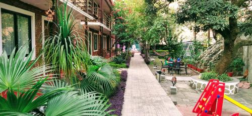 Thamel Resort | Welcoming Nepal Cottage Resort: Family-Friendly Stay Awaits