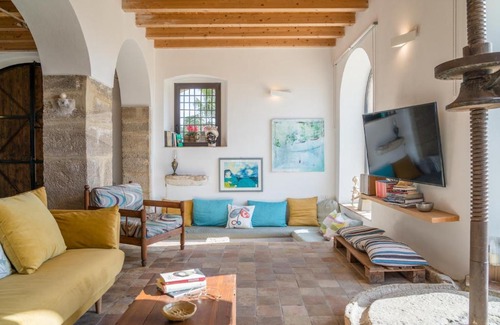 Caltagirone Bed & Breakfast | Discover Nepitella: Family-Friendly with Modern Amenities