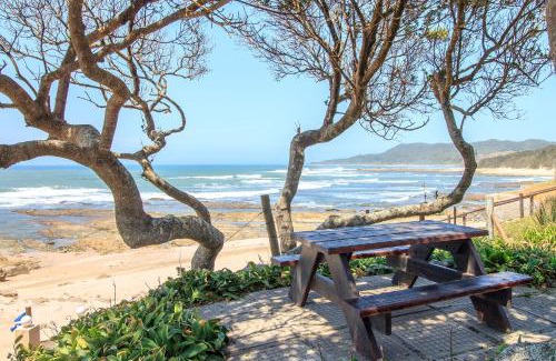 Kei Mouth Apartment | Discover Neptunes Cove: Oceanfront Retreat with Breakfast