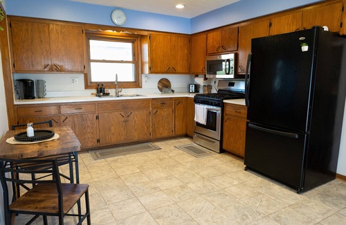 New Munster House | Serene Oasis: Pet-Friendly Retreat Near Downtown Milwaukee