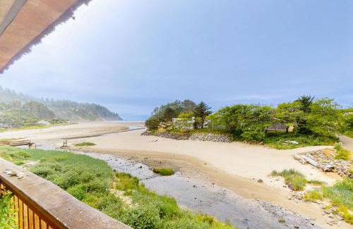 Neskowin Apartment | Pet-Friendly Neskowin Nautical Nook with Ocean Views