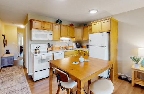 Neskowin Apartment | Pet-Friendly Neskowin Nautical Nook with Ocean Views