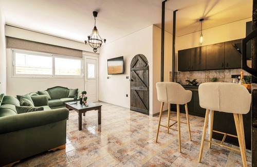Petaloudes Apartment | Nest of the sun - Μοναδική αρμονία ξύλου και μοντέρνας διακόσμησης"