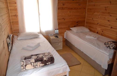Svityazʼ Cabin | Cozy Nester House: Oceanfront Stay with Pool & Pet-Friendly