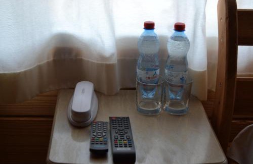 Svityazʼ Cabin | Cozy Nester House: Oceanfront Stay with Pool & Pet-Friendly