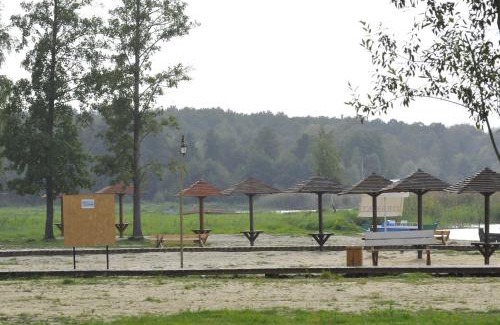Svityazʼ Cabin | Cozy Nester House: Oceanfront Stay with Pool & Pet-Friendly