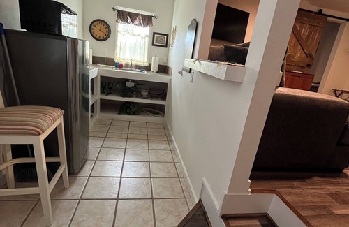 Glen Rose Apartment | Nestle Inn-centrally located-walk to historic town Square-Big Rocks park & more