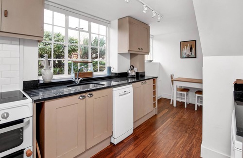 Burford Cottage | Idyllic Stay in Cotswold Village with Pet-Friendly Amenities