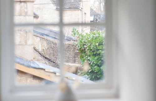 Burford Cottage | Idyllic Stay in Cotswold Village with Pet-Friendly Amenities