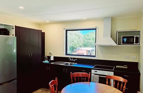 Tasman Cabin | Cozy Helme Holiday Top Bach with Ocean View & Family-Friendly Amenities