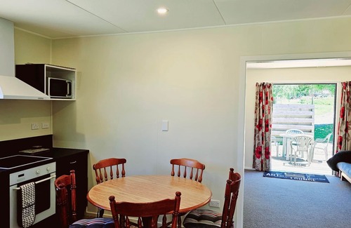 Tasman Cabin | Cozy Helme Holiday Top Bach with Ocean View & Family-Friendly Amenities