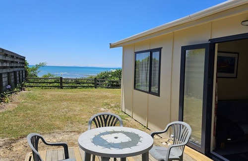 Tasman Cabin | Cozy Helme Holiday Top Bach with Ocean View & Family-Friendly Amenities