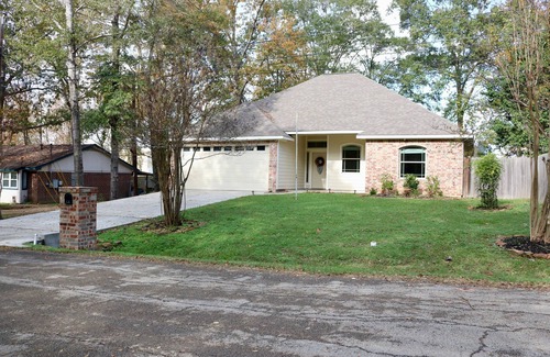 Montgomery House | Nestled near the tranquil shores of Lake Conroe