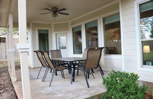 Montgomery House | Nestled near the tranquil shores of Lake Conroe