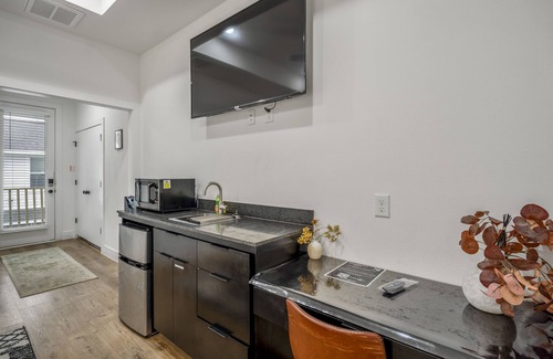 Greater East End Apartment | Cozy Nestled Nook Studio #2 with Spa and Breakfast