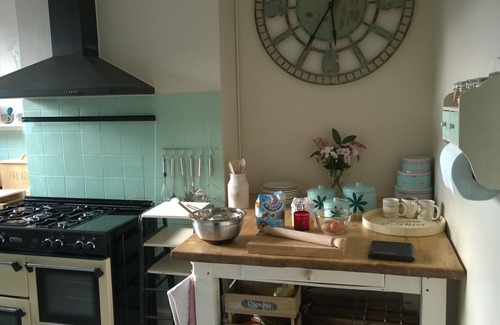 Swanage Apartment | Unwind at Nestleton: Breakfast on the Balcony with Pets Welcome